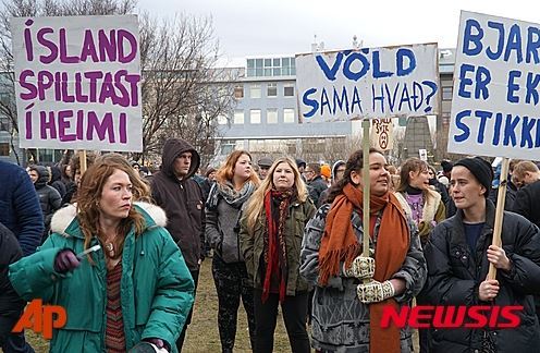 파나마페이버 문건이 폭로된 직후인 지난 4월 5일 아이슬란드 레이캬비크에서 시민들이 다비드 귄로이그손 총리의 '조세도피' 를 비난하는 시위를 하고 있다. 레이캬비크=AP 뉴시스