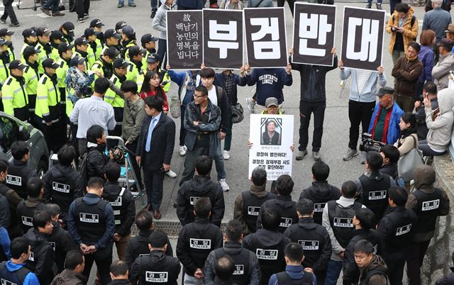 경찰이 故 백남기 농민의 시신 부검영장 집행에 나선 23일 오후 서울 종로구 서울대병원 장례식장에서 백남기투쟁본부 관계자들이 경찰과 대치하고 있다. 이날 홍완선 종로경찰서장은 "유족측 반대 의사를 존중해 오늘은 철수하가로 했다"고 밝혔다. 연합뉴스