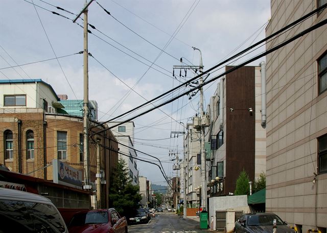 2년여 전 전남 나주 시내의 한 골목에 전봇대와 전선이 어지럽게 널려 있는 모습. 한국전력 제공