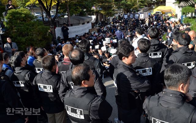 경찰이 고 백남기 농민에 대한 부검영장 강제집행을 재시도한 25일 오후 서울 종로구 서울대병원 장례식장에서 백남기 투쟁본부 관계자들이 경찰과 대치하고 있다. 서재훈기자 spring@hankookilbo.com