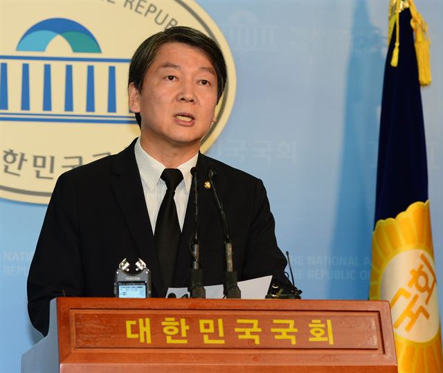 안철수 국민의당 전 공동대표가 25일 국회에서 최순실 게이트와 관련해 검은 옷을 입고 기자회견을 하고 있다. 오대근 기자