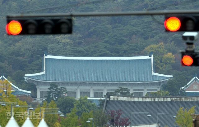 비선실세 논란의 최순실씨가 박근혜 대통령의 연설문을 사전 입수해 수정했다는 보도로 박 대통령의 연설문 작성 과정과 유출 경로에 대한 의혹이 불거지고 있는 가운데 25일 서울 세종로 광화문 사거리에서 바라본 청와대 전경. 홍인기 기자