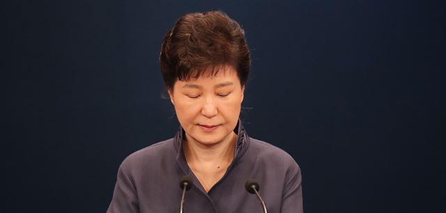 박근혜 대통령이 25일 청와대 춘추관에서 최순실 게이트에 대한 대국민사과를 발표하기에 앞서 잠시 눈을 감고 있다. 연합뉴스