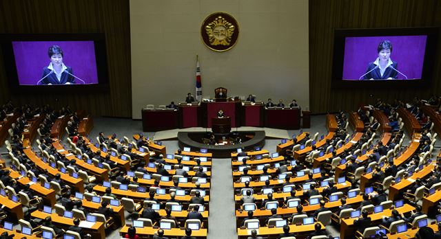 박근혜 대통령이 24일 국회 본회의장에서 예산안 시정연설을 하고 있다. 박 대통령은 연설 도중 "개헌 논의를 더는 미룰 수 없다는 결론을 내렸다"며 "시기적으로 지금이 개헌 논의 적기로 판단한다”고 말했다. 연합뉴스