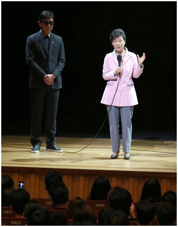 박근혜 대통령이 2014년 8월 ‘문화가 있는 날’행사로 상명대 아트홀에서 공연한 차은택(왼쪽) 감독의 융복합 공연 ‘하루’를 관람하기에 앞서 인사말을 하고 있다. 연합뉴스