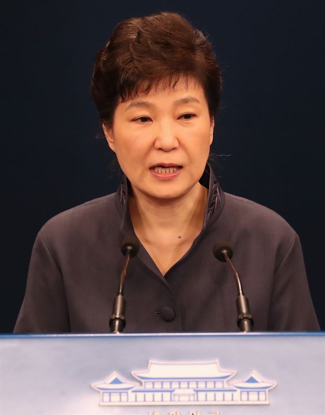 박근혜 대통령이 25일 청와대 춘추관 대브리핑실에서 '최순실 게이트'에 관해 대국민 사과를 하고 있다. 연합뉴스