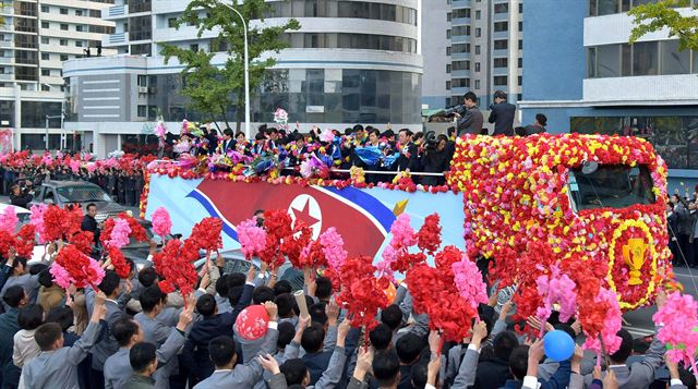 북한이 최근 U-17 여자월드컵에서 우승한 선수단을 위한 환영행사를 대대적으로 마련했다. 카퍼레이드를 하는 선수단. 평양=조선중앙통신 연합뉴스