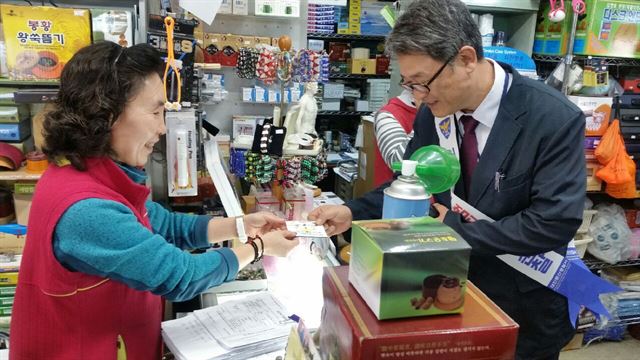 임운택(오른쪽) 대전둔산서 외사계장이 관내 한 상점을 찾아 외국인 대상 갑질 근절 및 예방 홍보 활동을 펼치고 있다. 대전둔산서 제공