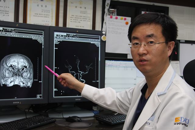 김경호 영상의학과 전문의가 뇌 MRI 사진을 통해 뇌혈관 질환이 생길 수 있는 범위에 대해 설명하고 있다. 대구 대경영상의학과 제공