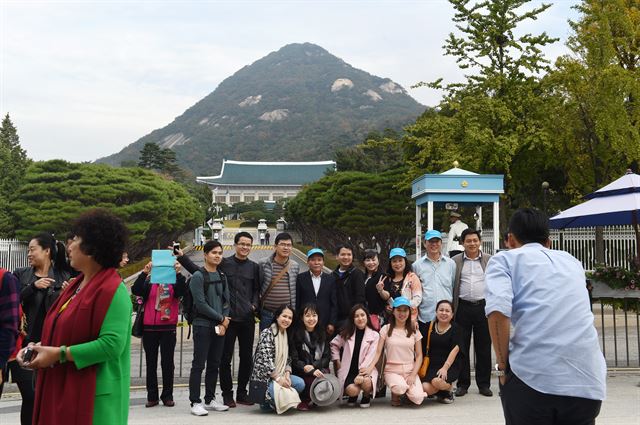 26일 중국인 관광객들이 청와대를 배경으로 기념촬영을 하고 있다. 고영권기자youngkoh@hankookilbo.com