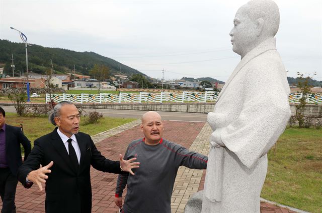 '박치기왕' 김의제자인 이왕표(62·왼쪽) 한국 프로레슬링연맹 대표가 프로레슬러 노지심과 함께 26일 전남 고흥군 금산면 김일기념체육관을 찾아 스승의 동상을 보며 얘기를 나누고 있다. 이 대표는 스승의 추모 10주기를 맞아 국제프로레슬링대회를 개최했다.고흥=연합뉴스