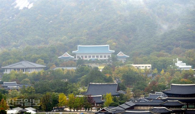 비선실세 최순실의 국정농단 파문이 확산되고 있다. 사진은 25일 서울 세종로 한국프레스센터 빌딩에서 바라본 청와대 전경. 홍인기 기자