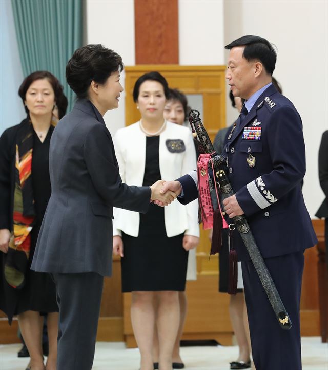 박근혜 대통령이 26일 오후 청와대에서 열린 군 장성 진급 및 보직 신고에서 황성진 공군사관학교장과 악수하고 있다. 연합뉴스