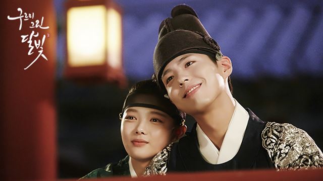 박보검은 KBS드라마 ‘구르미 그린 달빛’에서 세자 이영을 연기하며 남장내시 홍라온(김유정)과의 달콤한 로맨스를 그렸다. KBS 제공