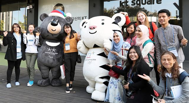 평창올림픽 조직위원회가 마스코트 수호랑과 반다비를 소재로 한 애니메이션을 26일 공개했다. 사진은 서울 광화문 KT스퀘어 앞에서 해외문화홍보원 초청으로 한국을 찾은 코리아넷 명예기자단과 평창올림픽 마스코트들이 포즈를 취한 장면. 연합뉴스