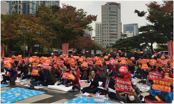 인천 송도국제도시총연합회 회원들이 26일 인천시청 앞에서 인천시를 상대로 인천경제자유구역 토지자산 대금 조기 상환 등을 촉구하고 있다. 이환직 기자