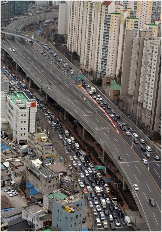 지난 2월 서울 내부순환로 정릉천 고가도로가 중대 결함 발견으로 통제된 가운데 주변 도로가 우회하는 차량들로 극심한 정체를 빚고 있다. 한국일보 자료사진