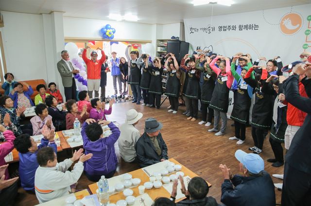 27일 ‘맛있는 제주만들기’ 1~15호점 점주들과 호텔신라 셰프들이 제주 서귀포시 남원읍 ‘신례2리 노인회관’을 방문해 태풍 피해를 입은 어르신들에게 직접 만든 음식을 드리는 ‘맛있는 밥상’ 봉사활동을 펼쳤다. 호텔신라 제공