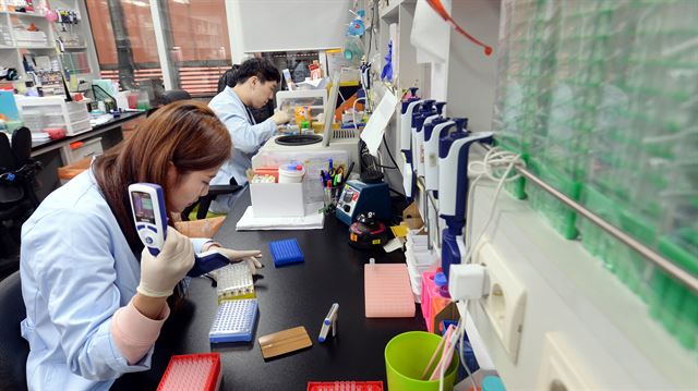 서울 금천구 가산동 마크로젠 연구실에서 연구원들이 유전자 분석을 위한 실험에 열중하고 있다. 배우한 기자 bwh3140@hankookilbo.com