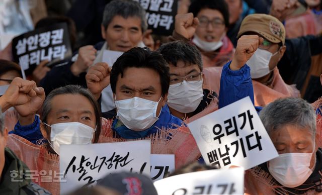 25일 오후 서울 종로구 서울대병원 장례식장 앞에서 백남기 대책위 관계자들이 홍완선 종로경찰서장의 부검영장 집행에 항의하며 구호를 외치고 있다. 서재훈기자 spring@hankookilbo.com