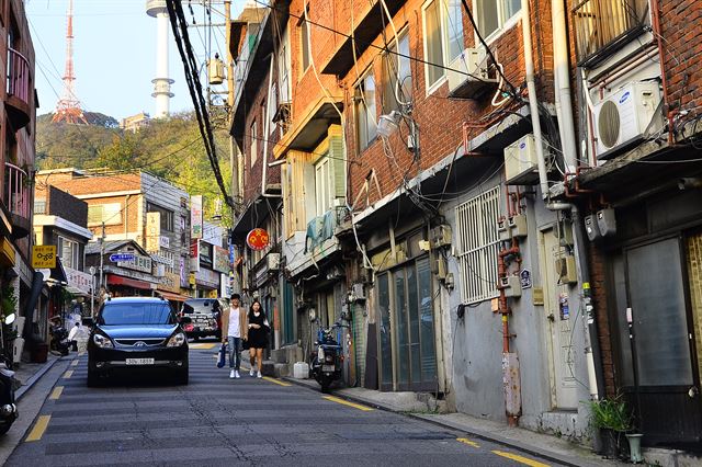 신흥시장 부근의 공동주택. 뒤로 남산이 보인다.