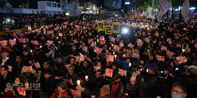 [저작권 한국일보]29일 오후 서울 청계천 광장에서 열린 박 대통령 하야 .탄핵을 촉구 하는 대규모 촛불집회에서 500영 사회 시민단체와 1만여명을 시민이 모여 대규모 촛불 집회를 열고 있다. 2016.10.29 신상순 선임기자ssshin@hankoookillbo.com