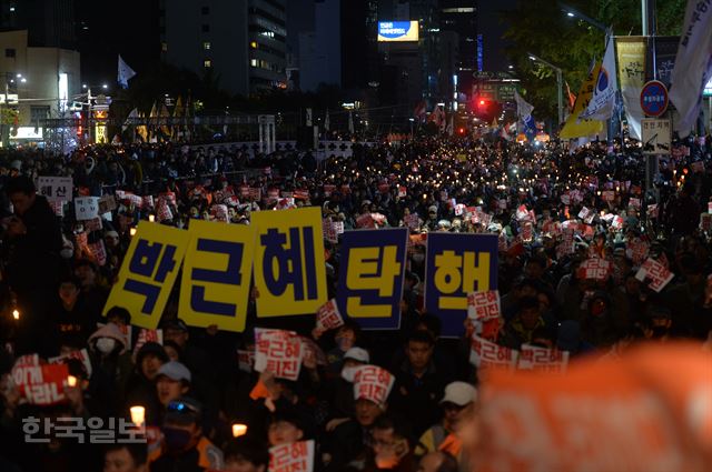 29일 오후 서울 청계천 광장에서 열린 박 대통령 하야 .탄핵을 촉구 하는 대규모 촛불집회에서 500영 사회 시민단체와 1만여명을 시민이 모여 대규모 촛불 집회를 열고 있다.이들은 청계광장 집회를 끝낸후 종로 1가를 지나 광화문 광장에 집결 청와대 방향으로 행진을 막는 경찰과 대치 하고 농성을벌였다. 신상순 선임기자ssshin@hankoookillbo.com