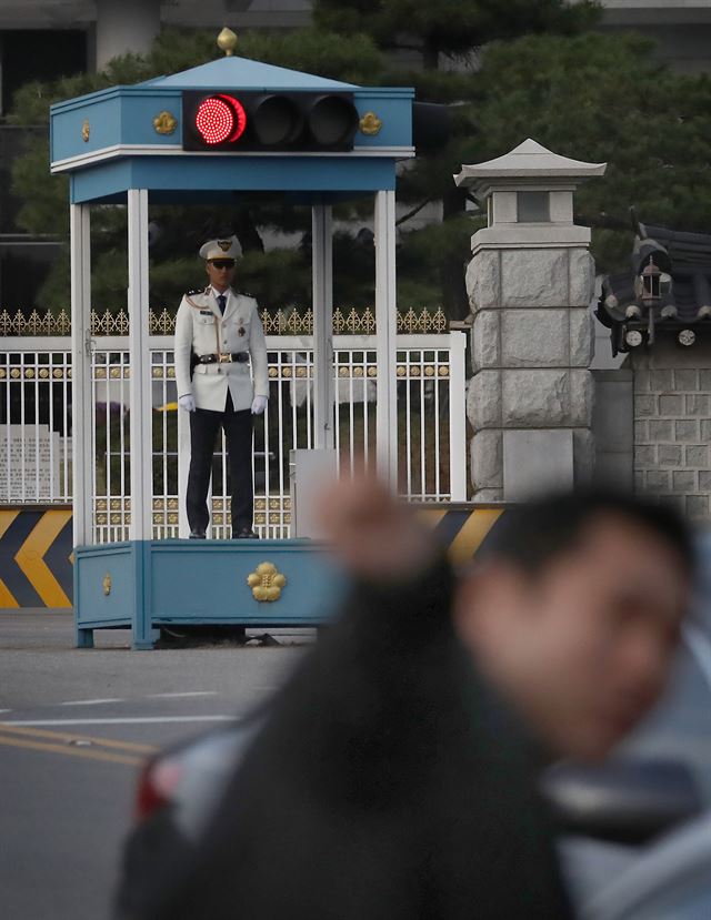 최순실씨의 '국정농단 의혹'을 수사 중인 검찰특별수사본부가 압수수색 영장 집행을 놓고 청와대와 실랑이를 벌이고 있는 가운데, 29일 오후 청와대 정문의 모습. 연합뉴스