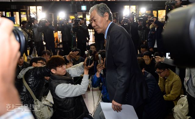 청와대 비선실세' 의혹을 받고 있는 최순실씨가 귀국한 것으로 알려진 30일 오전 최씨 변론을 맡은 법무법인 '동북아' 이경재 변호사가 서초동 사무실 건물 로비에서 취재진에게 최씨 귀국 과정 등에 대한 설명을 마치고 자리를 떠나고 있다. 서재훈기자 spring@hankookilbo.com