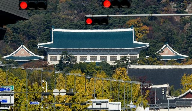 박근혜 정부 '비선실세'로 지목된 최순실씨 의혹이 계속되는 가운데 서울 광화문에서 바라본 청와대 방향 신호등에 적신호가 켜져 있다. 뉴스1