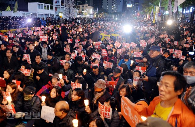 29일 오후 서울 청계광장에서 시민 1만여명이 박근혜 대통령 하야ㆍ탄핵을 촉구하는 대규모 촛불집회를 열고 있다. 신상순 선임기자 ssshin@hankoookillbo.com