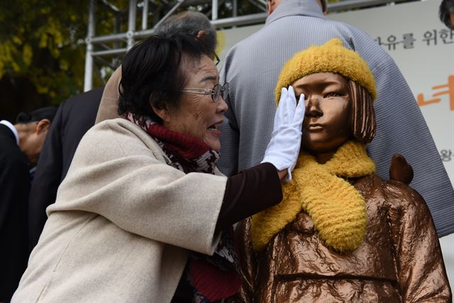 지난 29일 경북 상주시 서성동 왕산역사공원에서 열린 평화의 소녀상 제막식에서 위안부 피해자 이용수 할머니가 소녀상을 쓰다듬고 있다. 시민추진위원회 제공.