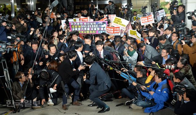 '비선 실세'로 지목된 최순실씨가 검찰 조사를 받기 위해 31일 오후 서초구 서울중앙지검으로 들어서고 있다. 서재훈기자 spring@hankookilbo.com