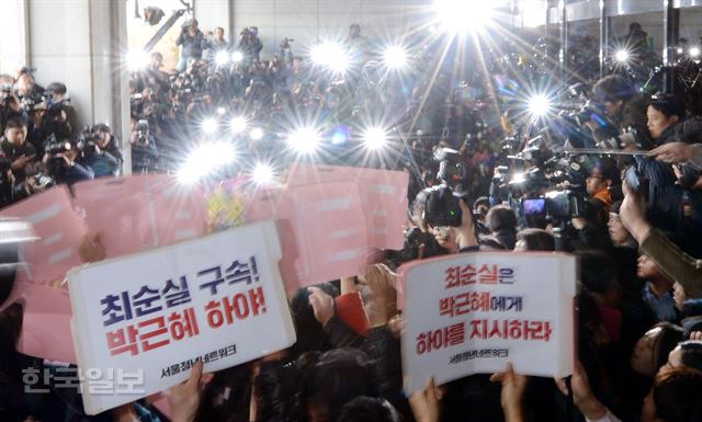 [저작권 한국일보]비선실세로 지목된 최순실씨가 31일 오후 서울 서초구 서울중앙지검에 피의자 신분으로 출두하고 있다. 수많은 언론이 취재하는 가운데 시민단체들이 피켓시위를 벌이고 있다. 홍인기 기자