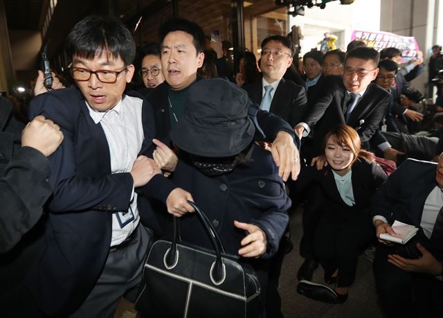 '국정농단 의혹'을 받는 최순실(개명 후 최서원)씨가 31일 오후 서울 서초구 서울중앙지검에 출석했다. 출석 도중 최 씨의 명품구두가 벗겨지고 있다. 2016.10.31 연합뉴스