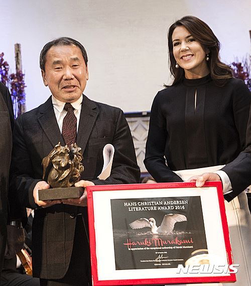 일본 작가 무라카미 하루키(村上春樹·왼쪽)가 30일(현지시간) 덴마크 오덴세에 위치한 오덴세 타운홀에서 안데르센 문학상을 수상한 후 사진 촬영을 하고 있다. 오른쪽에는 이날 무라카미에 상을 수여한 프레드릭 메리 덴마크 왕세자비.오덴세=AP 뉴시스