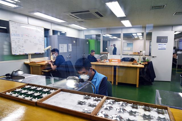 훈장 제조공정 모습. 한국조폐공사 제공