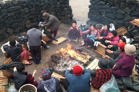 해녀들이 물질을 가기 전 모여 불을 쬐고 있다. 문화재청 제공