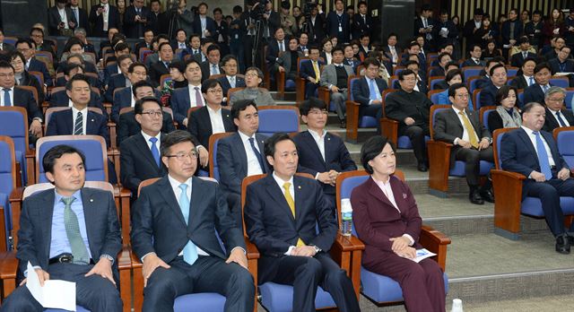 31일 오전 국회에서 열린 민주당 의원총회에 참석한 소속 의원들이 박근혜-최순실 게이트 이석현 국민조사위원장의 발언을 듣고 있다.오대근기자 inliner@hankookilbo.com