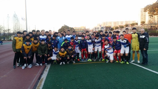 2015년12월 한국을 찾은 스페인 프로축구 소속 청소년 선수들이 고양하이FC 선수들과 포즈를 취했다.(사진=국제축구교류연합 제공)