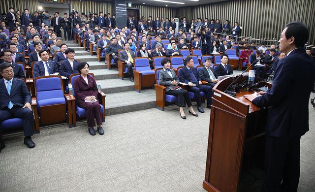 우상호 더불어민주당 원내대표가 31일 오전 국회에서 열린 의원총회에 참석해 최순실게이트와 관련해 발언하고 있다. 연합뉴스