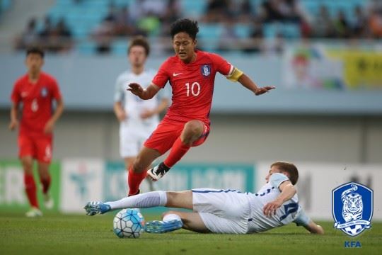 스페인 바르셀로나 후베닐A에서 활약 중인 이승우(10번)가 조만간 귀국해 U-19 친선대회에 출전한다. 사진은 지난 6월 잉글랜드 U-18팀과 평가전에서 뛰고 있는 이승우의 모습. 대한축구협회 제공