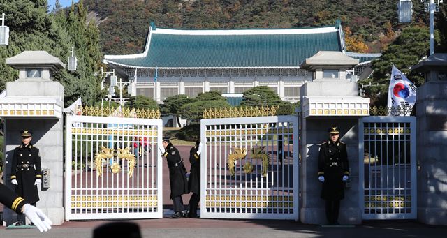 1일 오전 청와대 행사를 위해 확인받은 차량이 청와대로 들어갈 때 정문이 열리고 있다. 연합뉴스