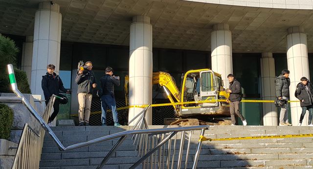 1일 오전 서울 서초구 대검찰청 청사로 굴착기 한 대가 돌진해 민원실 쪽 출입문이 일부 파손되어 있다. 연합뉴스