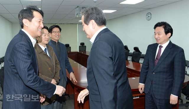 1일 국회 의원회관에서 최순실 국정농단 여파를 논의하기 위해 새누리당 김무성 전 대표(가운데)와, 오세훈 전 서울시장(왼쪽부터), 원희룡 제주지사, 김문수 전 경기지사,남경필 경기지사가 만나 인사를 나누고 있다.오대근기자 inliner@hankookilbo.com