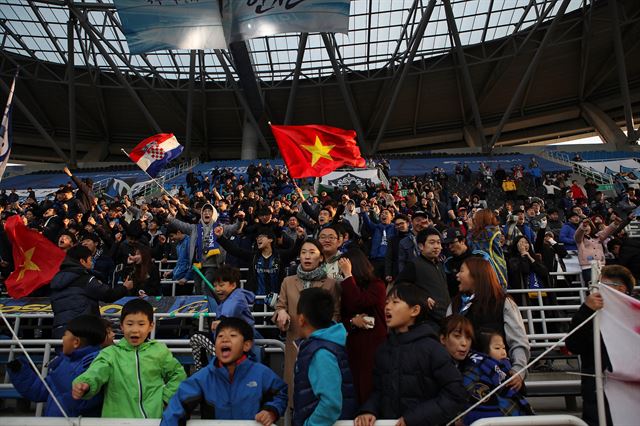 K리그 클래식 인천유나이티드와 광주FC의 경기가 열린 10월 23일 인천축구전용구장에서 관중들이 베트남 국기를 흔들고 있다 . 인천 유나이티드 제공