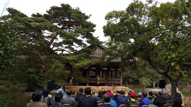 고산예술제가 열리는 전남 완도 보길도 윤선도 원림 세연정에서 고려대 서지문교수가 어부사시가를 낭독하고 있다.