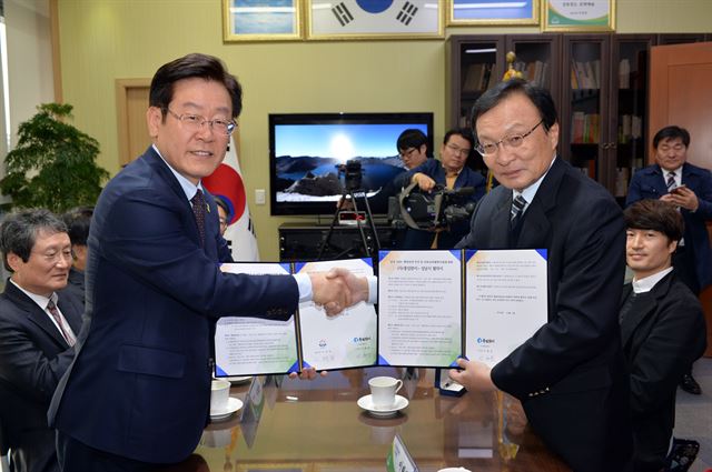 이재명(왼쪽) 경기 성남시장과 이해찬 (사)통일맞이 이사장이 2일 성남시장실에서 ‘남북교류에 관한 포괄적 협력 이행 협약’을 맺은 뒤 기념사진을 찍고 있다. 성남시청 제공