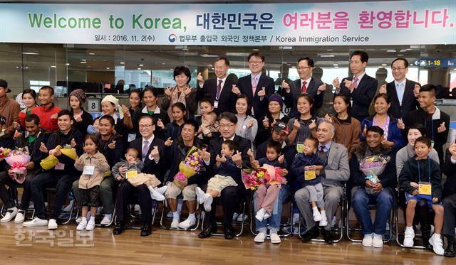 [161102-03] [저작권 한국일보]2일 오전 인천국제공항 입국장에서 '재정착 난민제도'에 따라 난민캠프에서 머물다 국내로 들어오는 미얀마 난민 34명이 입국해 환영행사를 하고 있다. 영종도=홍인기 기자 hongik@hankookilbo.com