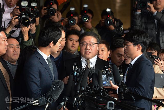 [저작권 한국일보] 안종범 전 청와대 정책조정수석비서관이 2일 오후 서울 서초동 중앙지검으로 출두 하며 기자들의 질문에 답하고 있다. 신상순 선임기자 ssshin@hankookilbo.com /2016-11-02(한국일보)